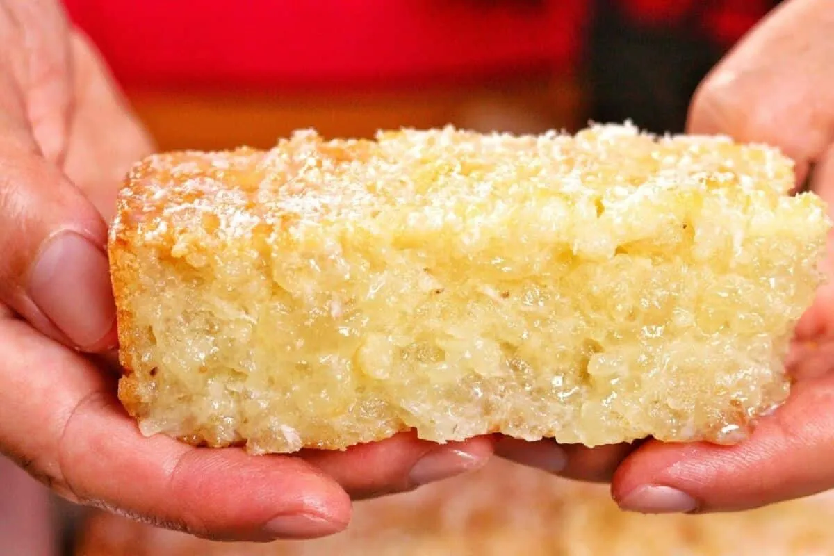 Bolo de tapioca com coco delicioso e muito fácil de fazer para o café da manhã
