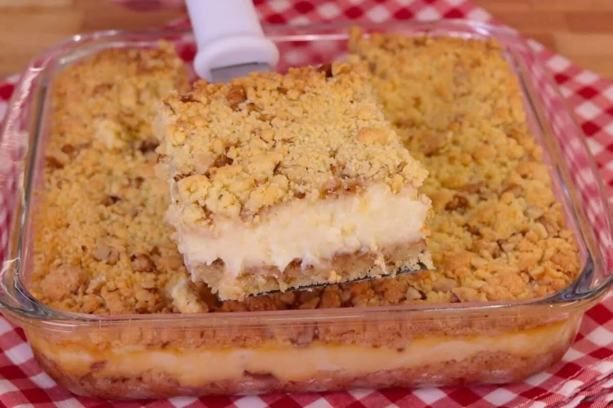 Bolo farofa de creme que já sai recheado do forno, fácil de fazer e com um sabor irresistível