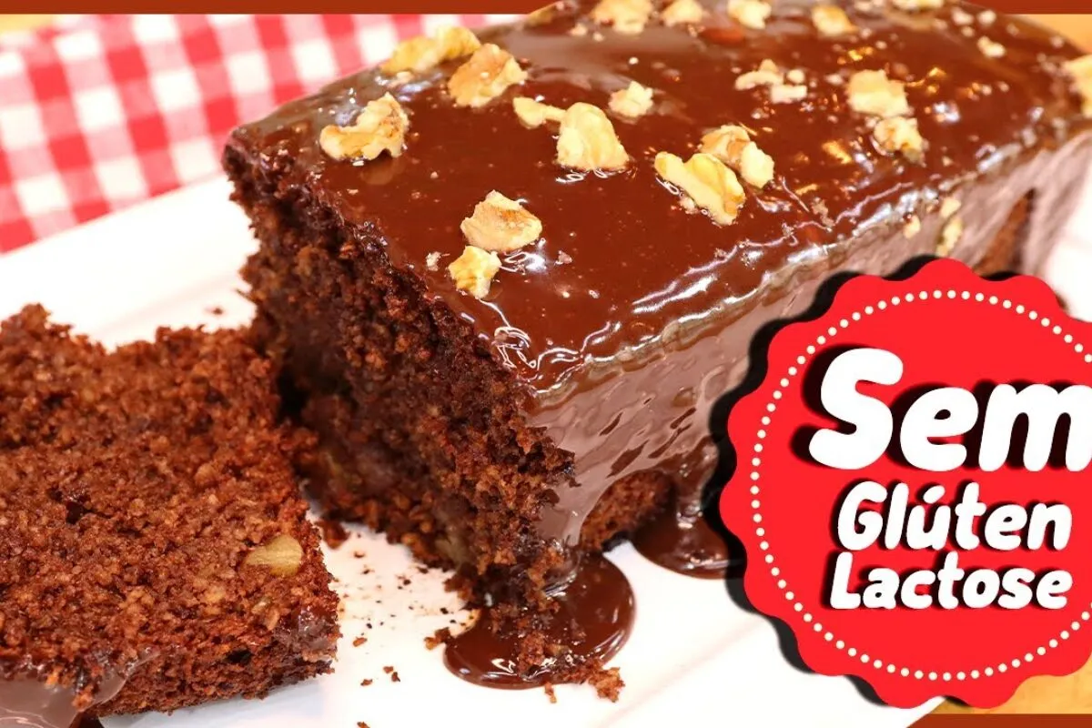 Bolo fit de chocolate sem glúten e sem lactose para comer sem culpa no café