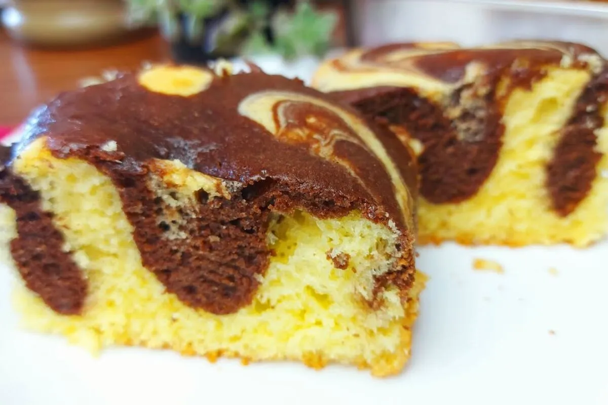 Bolo fofinho com massa de creme de leite que derrete na boca e é perfeito para o seu café da tarde