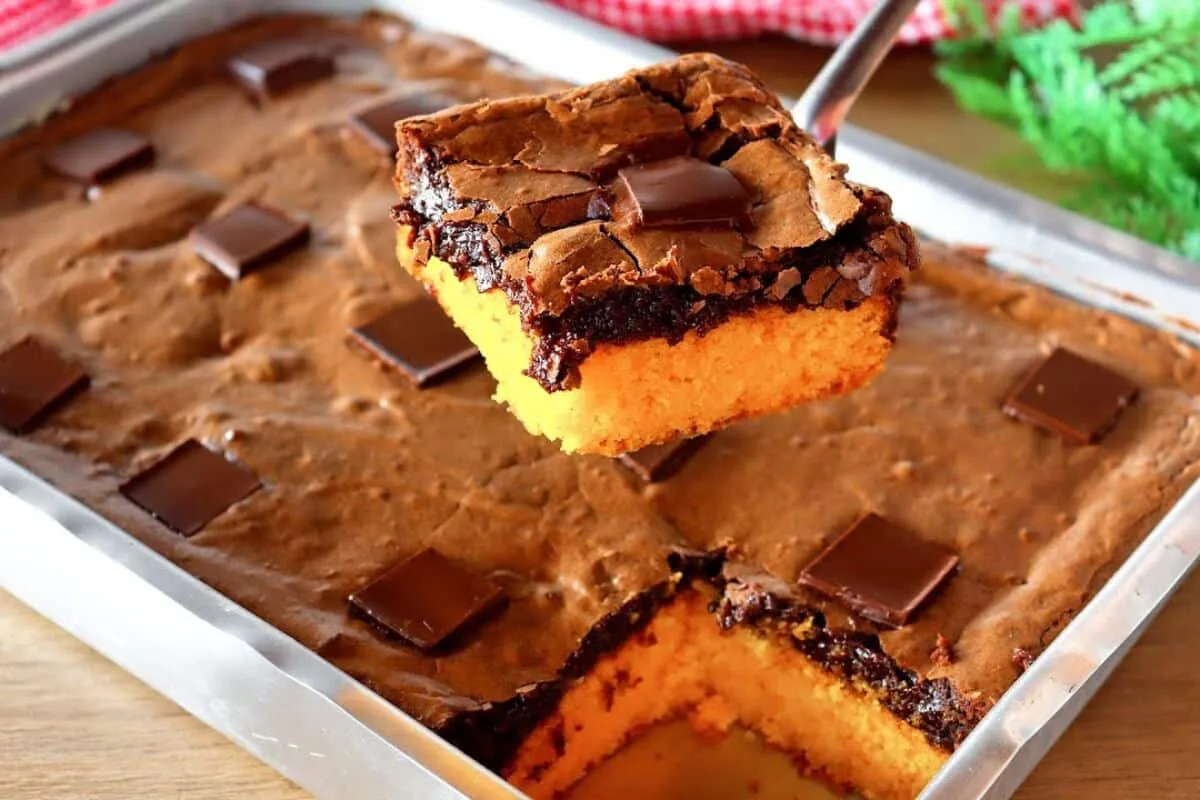Bolo fofinho de cenoura com cobertura de brownie que surpreende no sabor e maciez