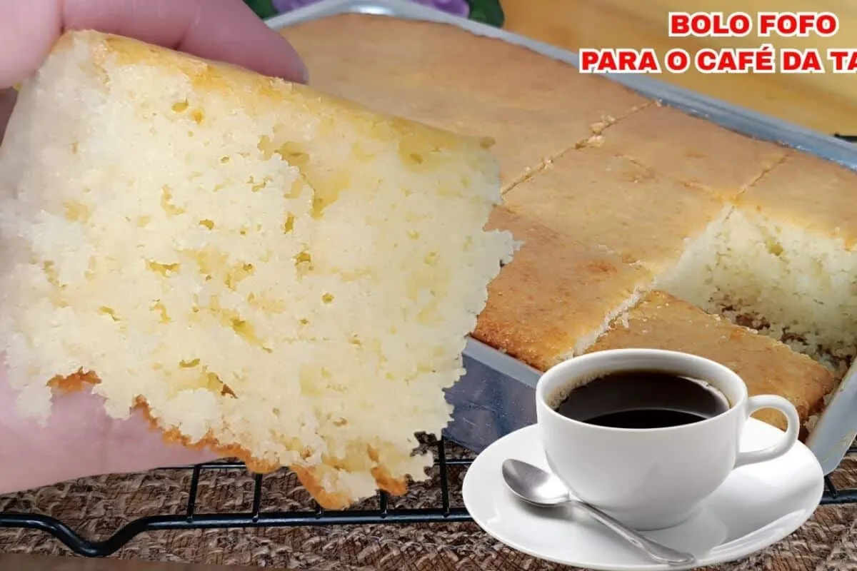 Bolo fofo para a hora do café feito com poucos ingredientes e muito sabor