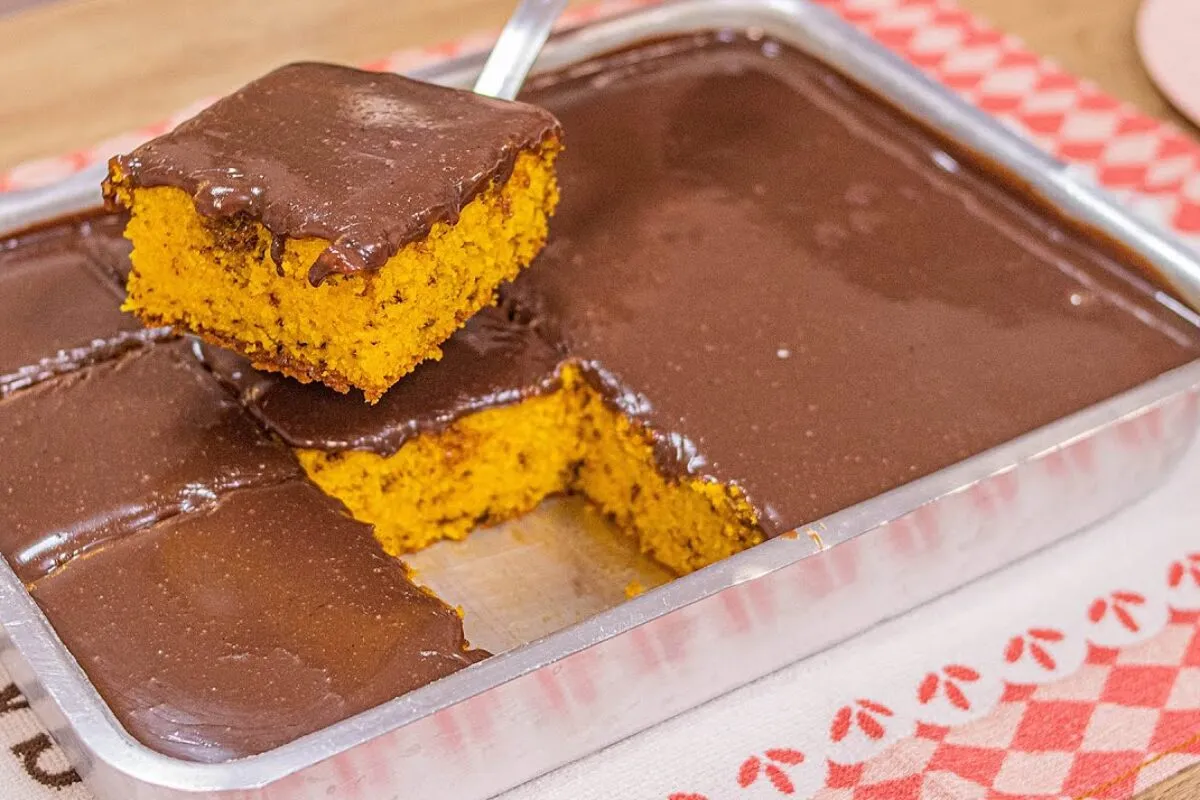 Bolo formigueiro de cenoura fofinho com brigadeiro por cima, uma delícia para o lanche