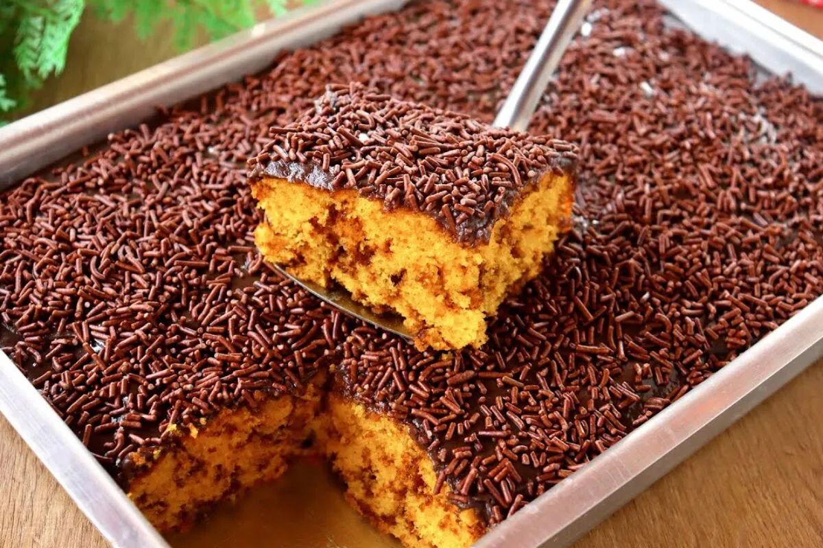 Bolo formigueiro de cenoura fofinho e muito fácil de preparar para o lanche da tarde
