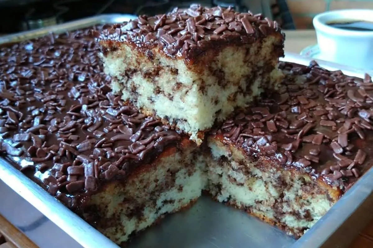 Bolo formigueiro: massa úmida e cheia de pontinhos de chocolate que a criançada simplesmente adora