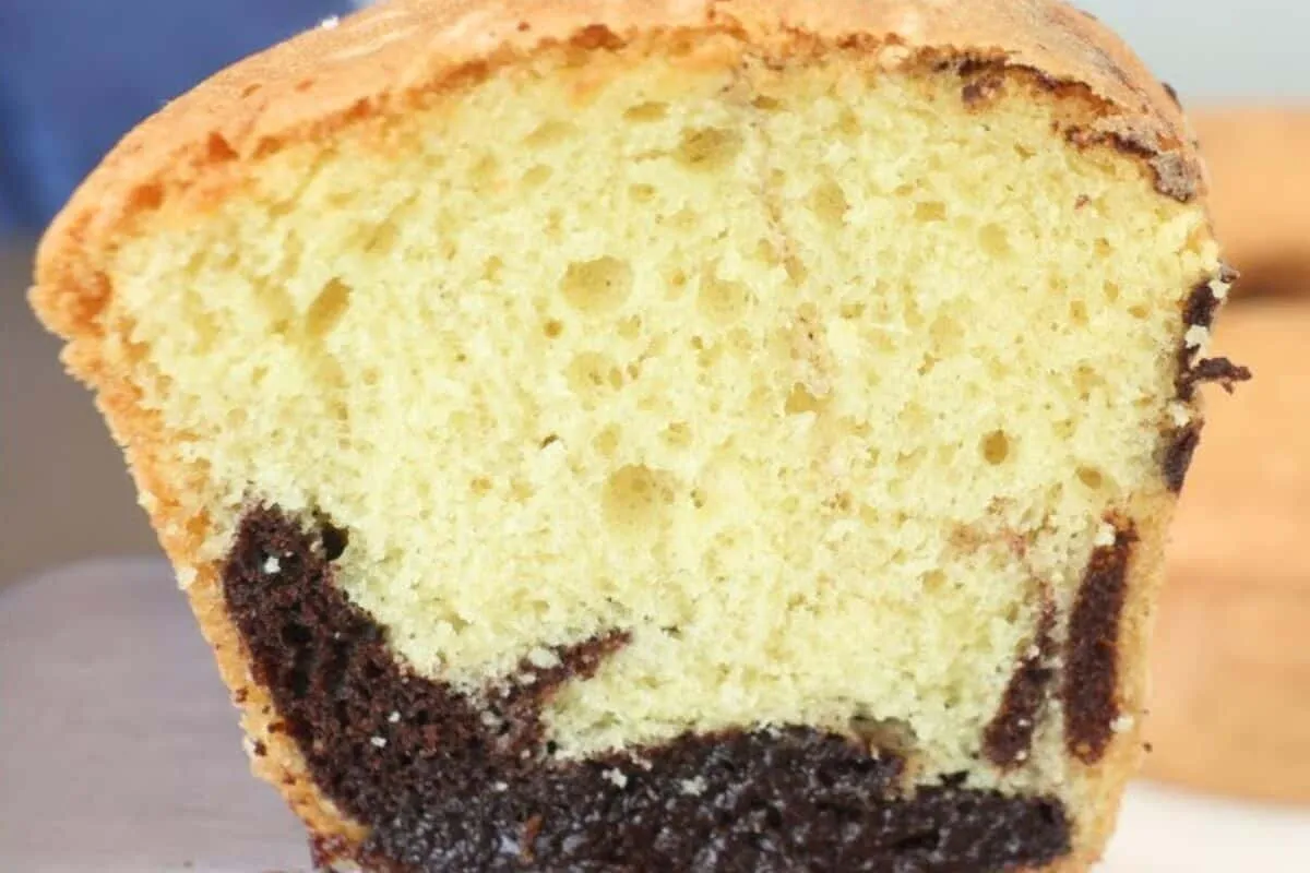 Bolo frapê fofinho que já sai recheado do forno, fácil, rápido e perfeito para o café da tarde