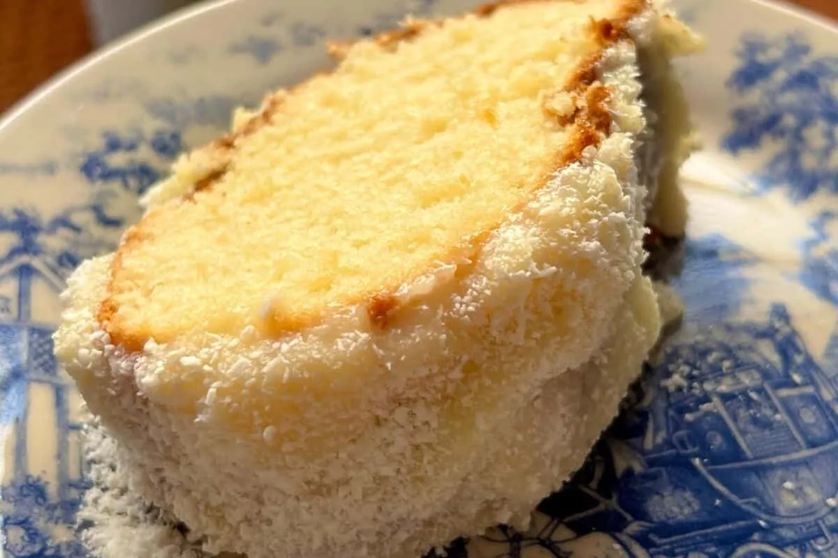 Bolo gelado com creme de coco simples e delicioso que todo mundo vai pedir mais um pedaço