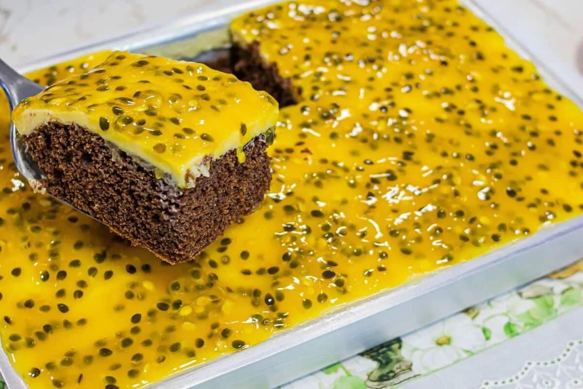 Bolo gelado de chocolate com mousse de maracujá, super molhadinho e refrescante