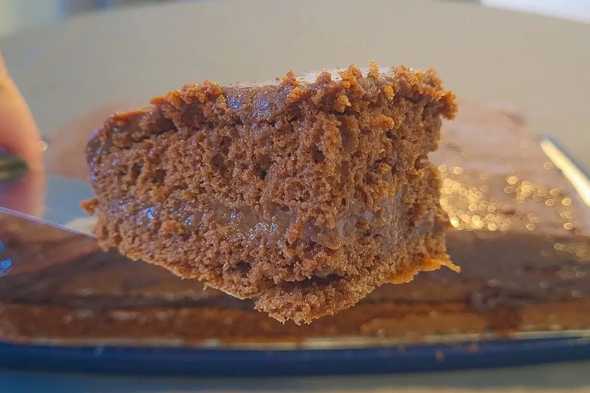 Bolo gelado de chocolate: com uma massa de liquidificador que fica molhadinha e irresistível