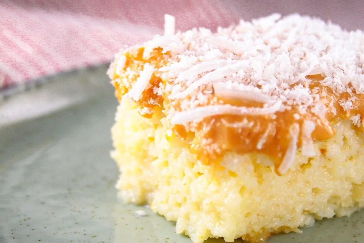 Bolo gelado de coco e doce de leite: a combinação perfeita e molhadinha para a sua sobremesa