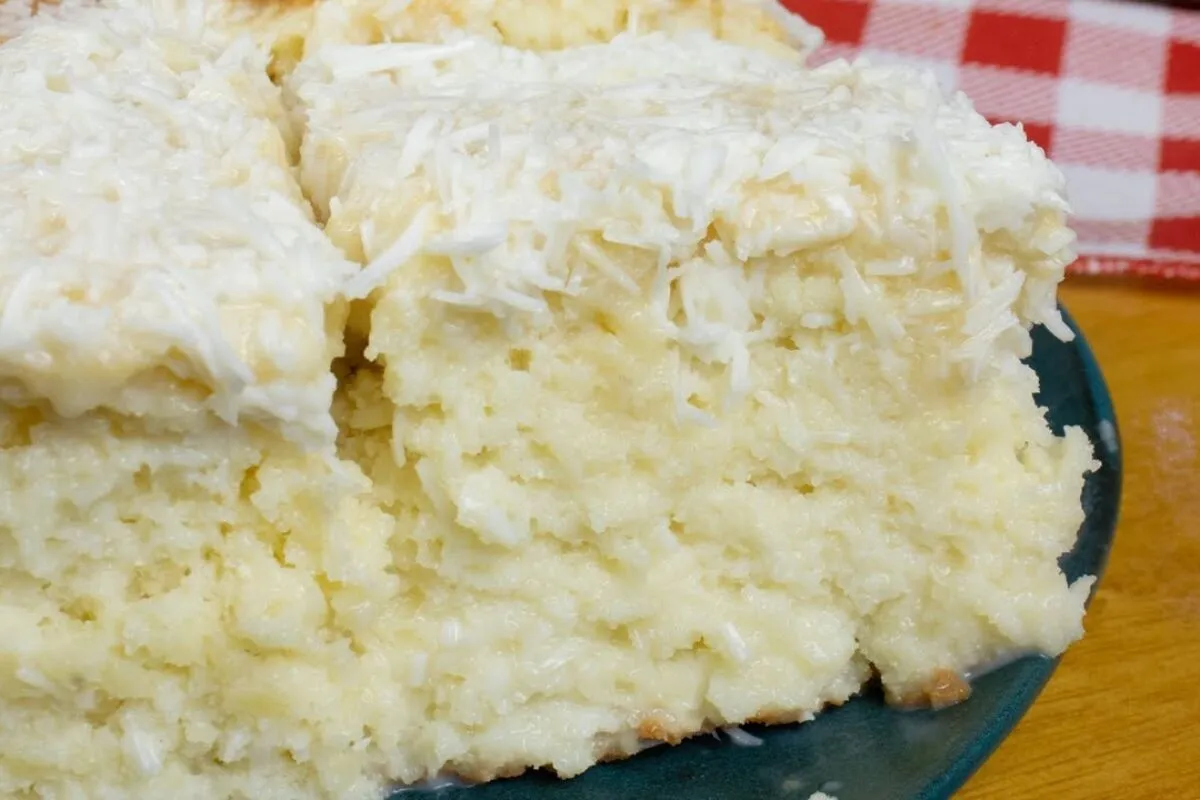 Bolo gelado de coco molhadinho estilo toalha felpuda, o clássico sucesso dos anos 80