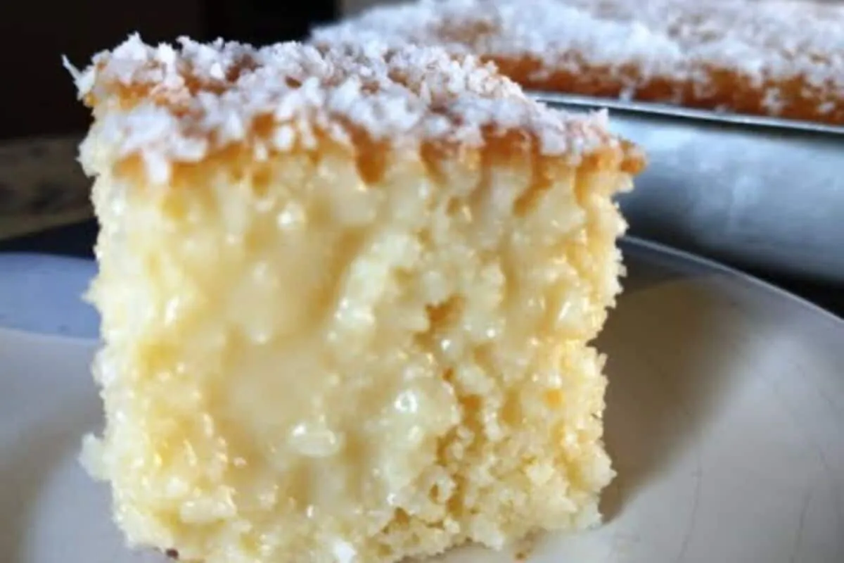 Bolo gelado de coco molhadinho: tão cremoso que é impossível comer apenas um pedaço