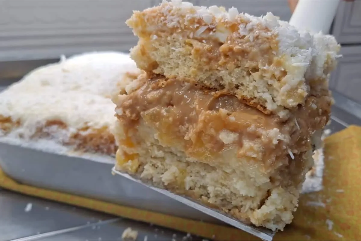Bolo gelado recheado com creme de coco, doce de leite e abacaxi para sua sobremesa