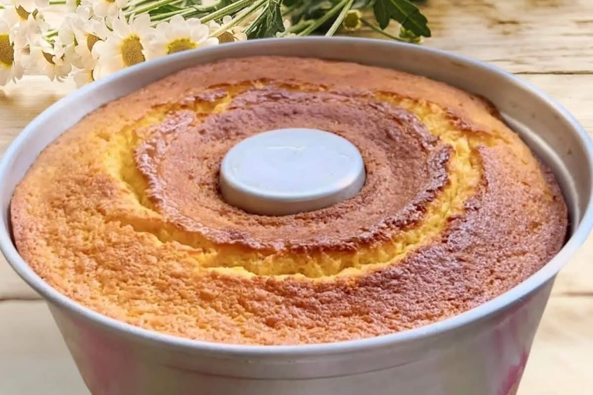 Bolo grande sem trigo feito com poucos ingredientes para o café da manhã