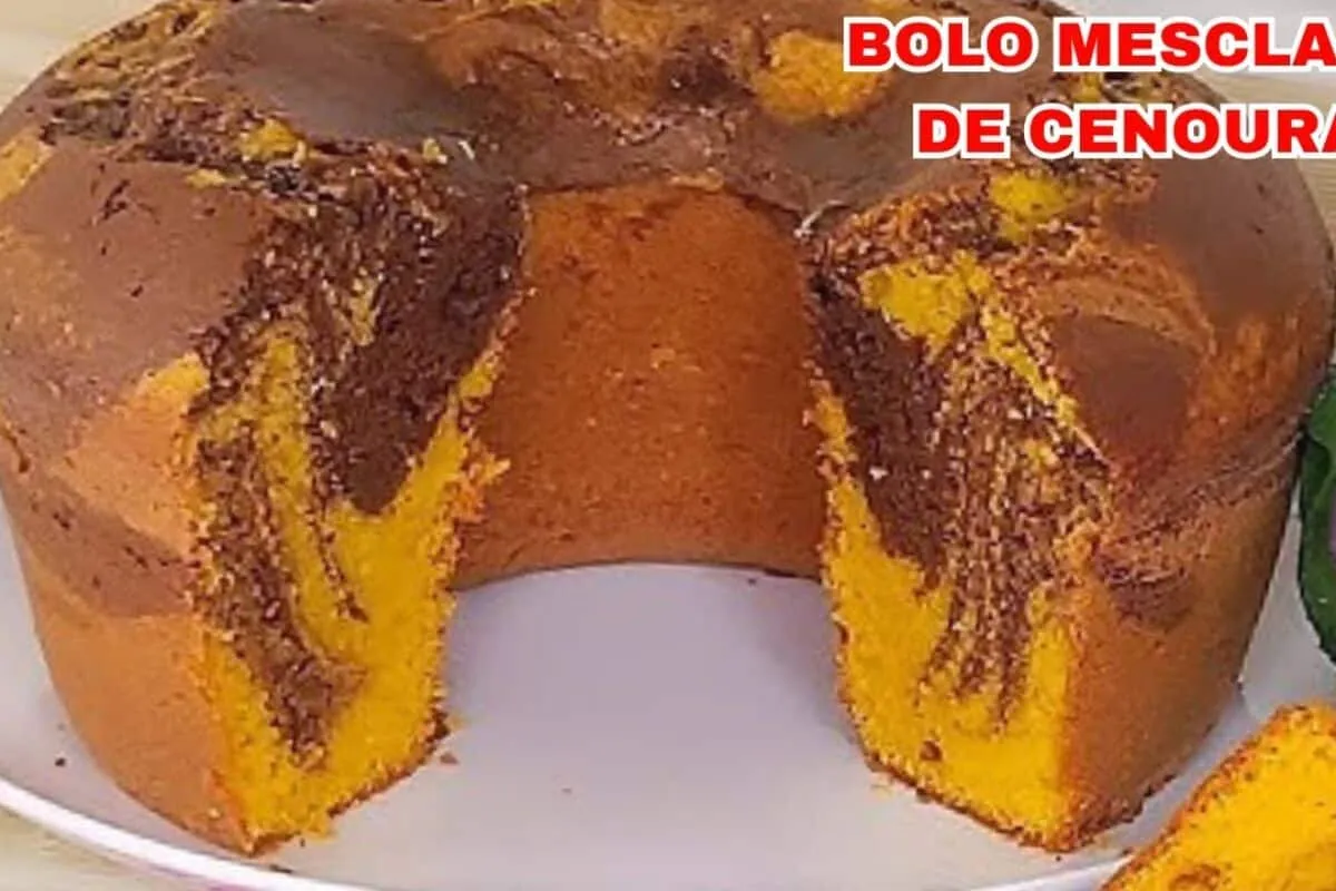 Bolo mesclado de cenoura e chocolate super fofo, delicioso e muito simples de preparar para a família