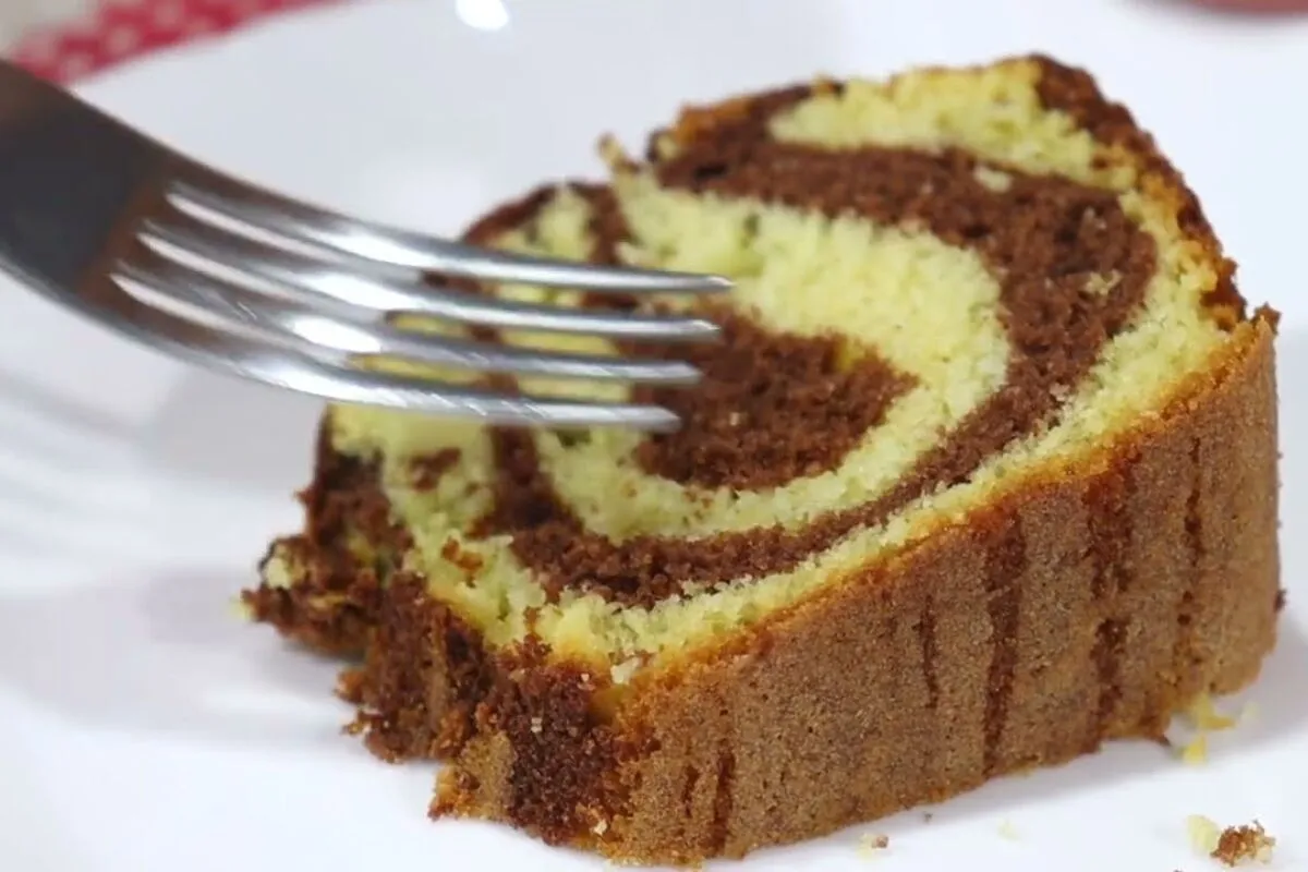 Bolo mesclado simples e fofinho, receita rápida para seu café da manhã