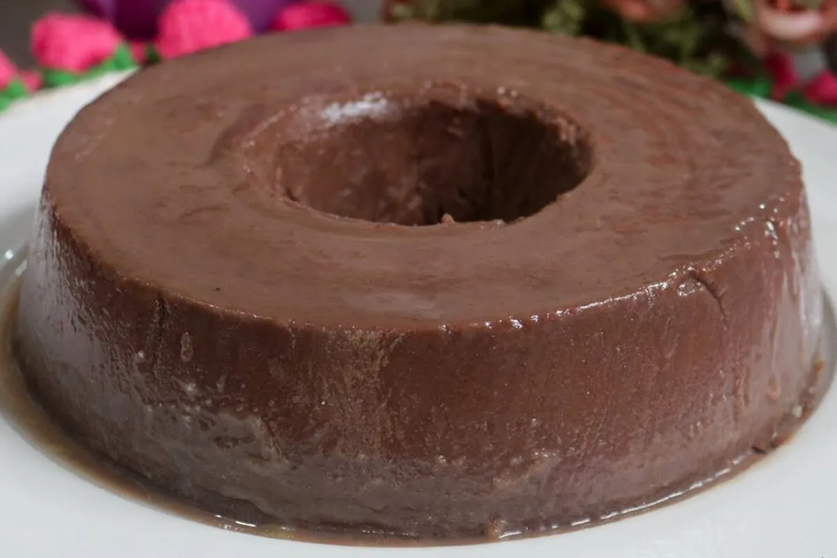 Bolo mole de chocolate com poucos ingredientes e sabor que conquista todo mundo