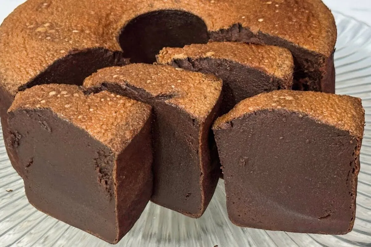 Bolo mole de chocolate com sabor intenso e cremosidade de pudim