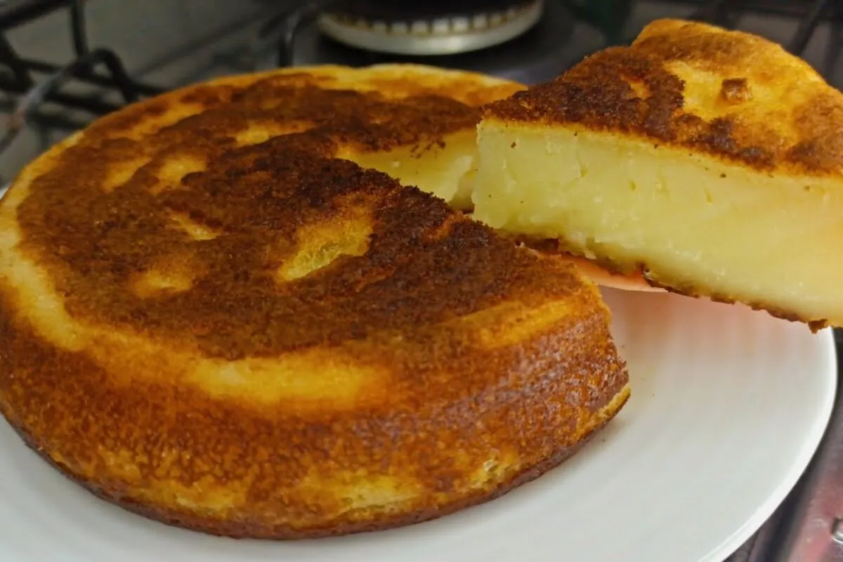 Bolo mole de maisena, uma delícia de frigideira com apenas um ovo e sem usar farinha de trigo