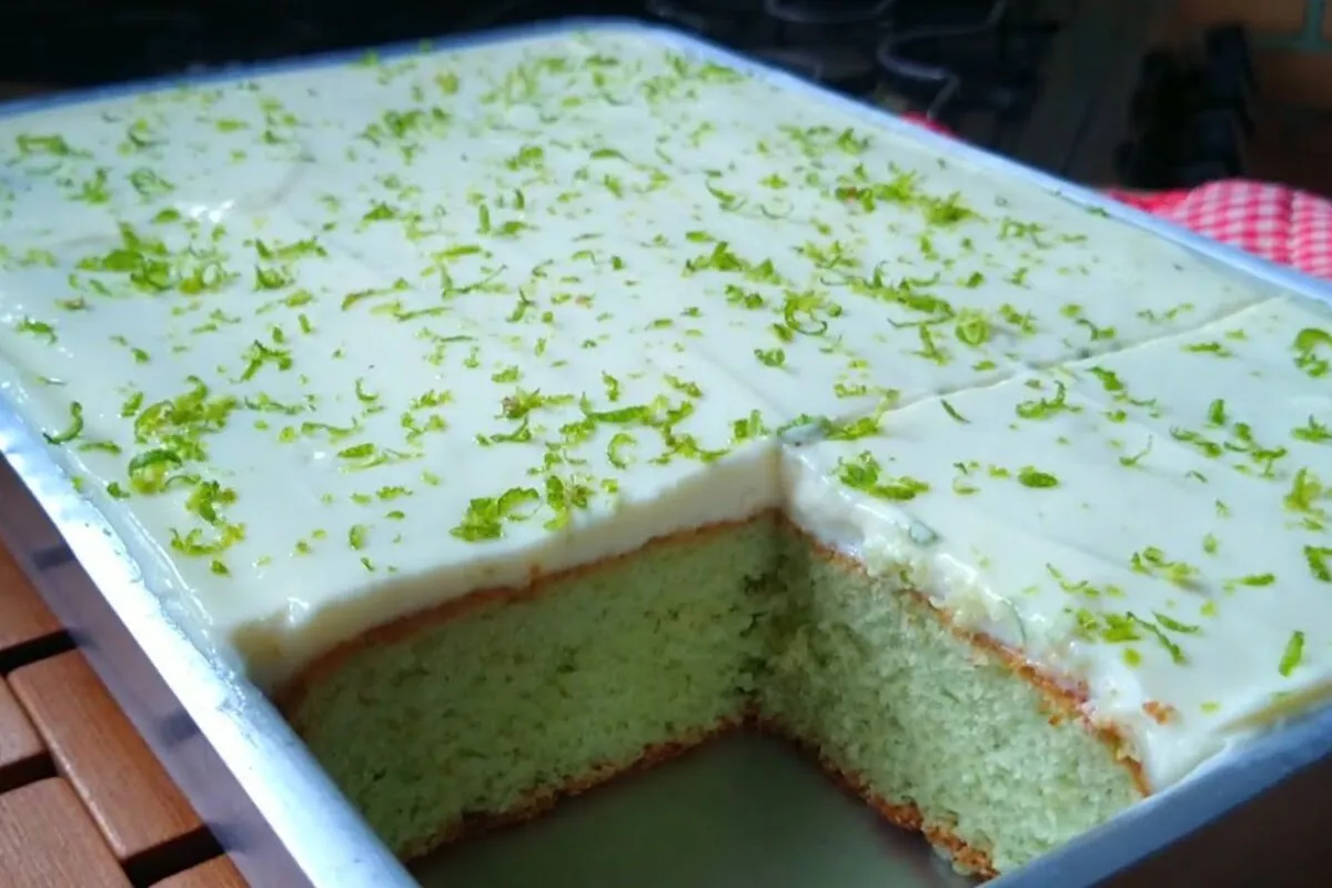 Bolo mousse de limão fofinho e refrescante, feito com praticidade inteiramente no liquidificador