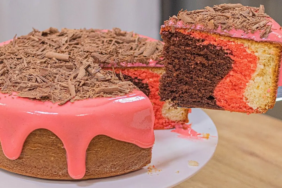 Bolo napolitano com cobertura de mousse de Tang que não vai ao fogo e surpreende no sabor