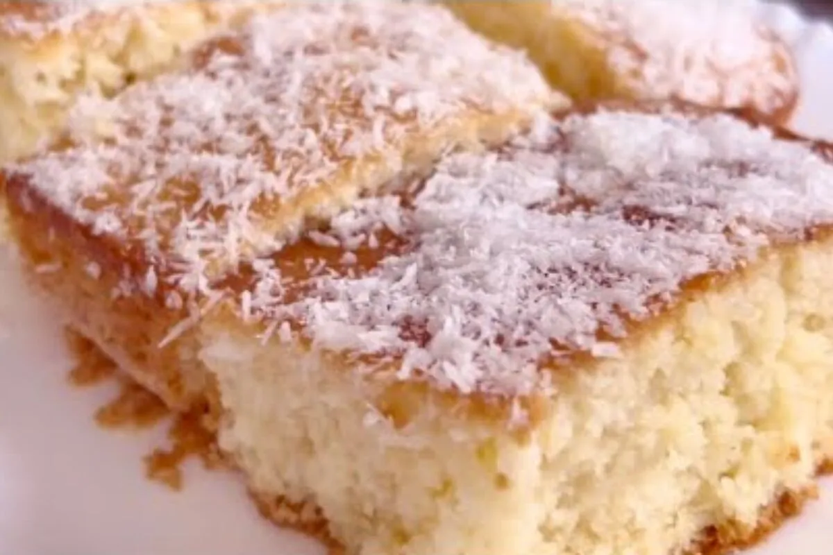 Bolo nuvem de coco super fofinho e alto, fácil de fazer e perfeito para servir gelado