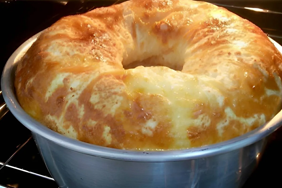 Bolo pão de queijo de liquidificador é só bater os ingredientes colocar na forma de buraco e assar