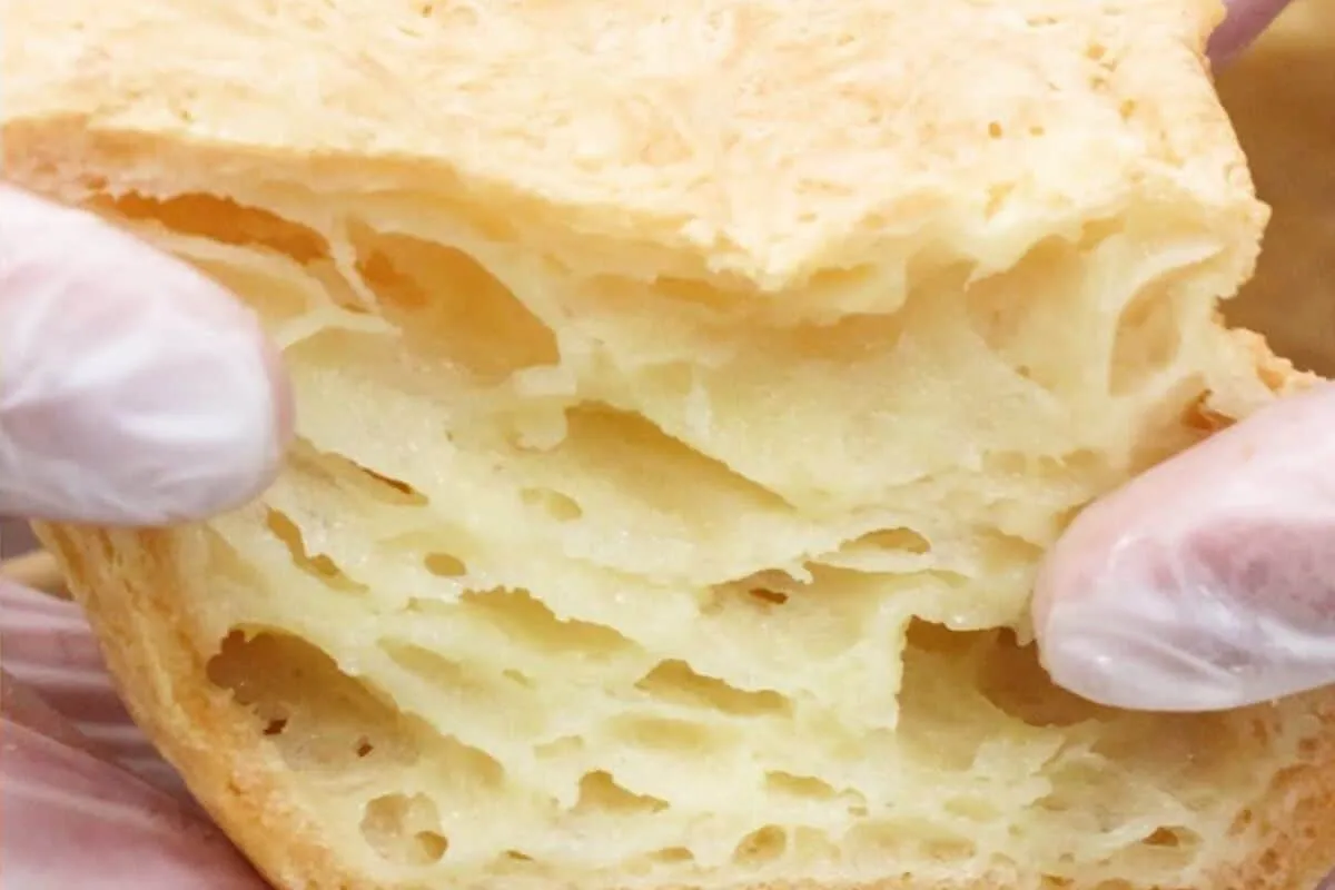 Bolo pão de queijo de liquidificador fofinho e delicioso feito em poucos minutos