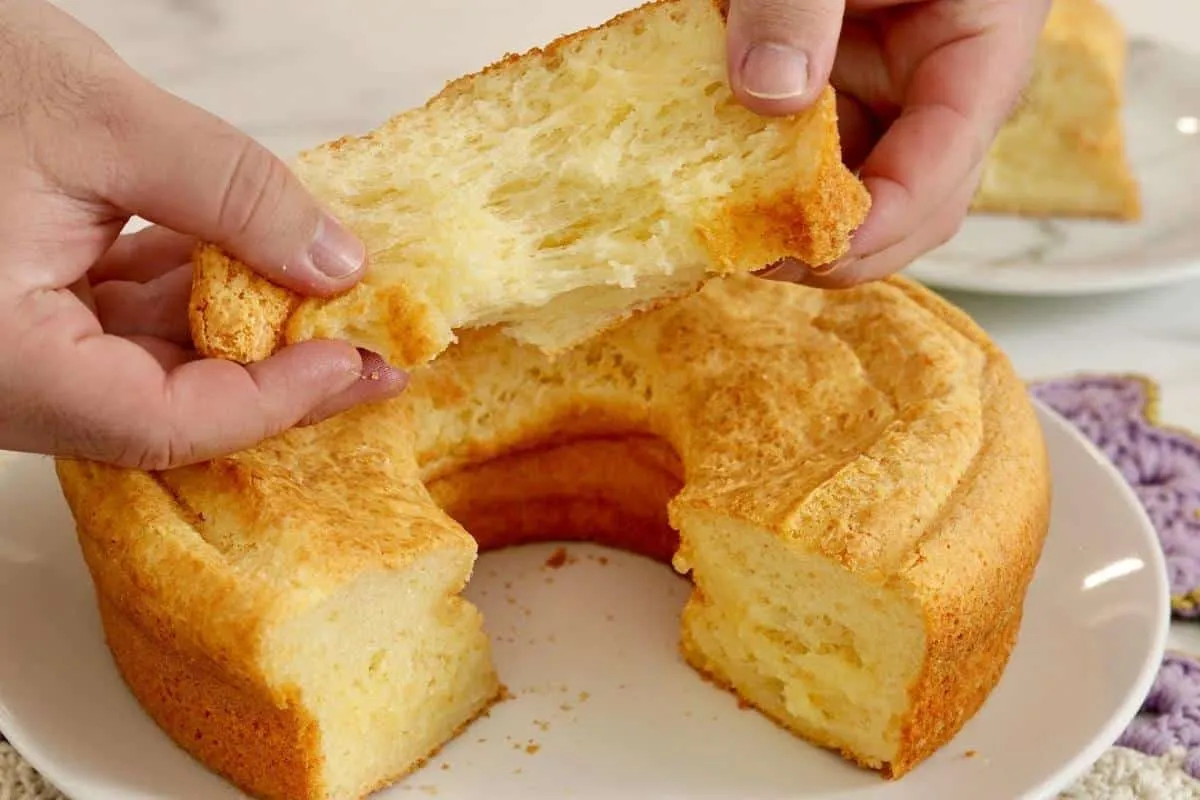 Bolo pão de queijo de liquidificador rápido e fácil de fazer para o lanche da tarde