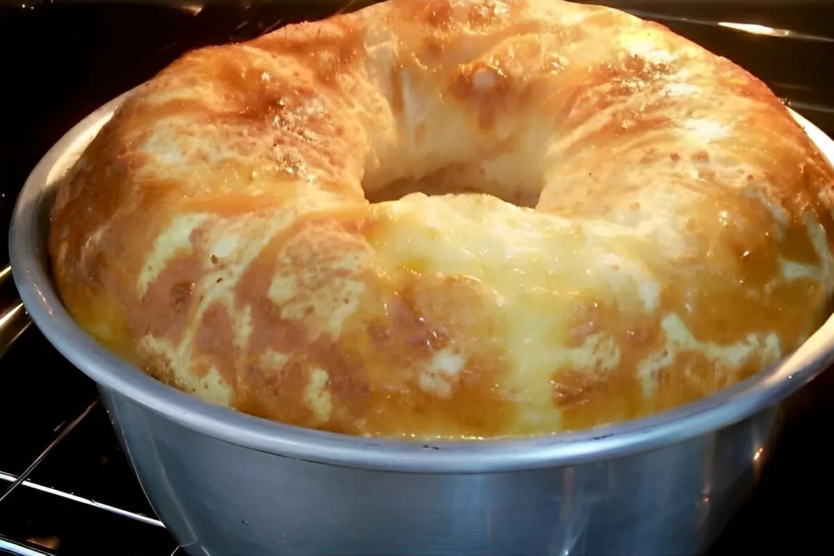 Bolo pão de queijo de liquidificador um pão de queijo gigante feito na forma de pudim