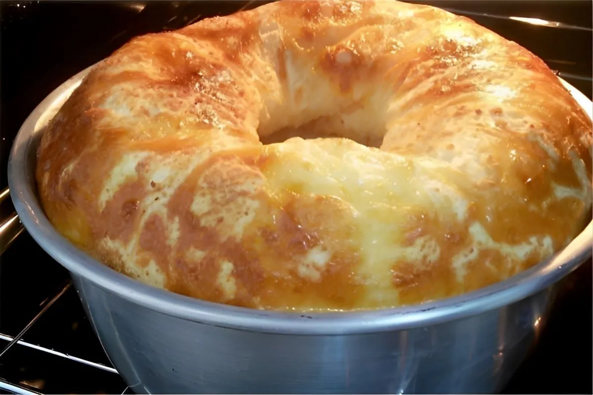 Bolo pão de queijo fácil que rende muito um lanche perfeito para toda família
