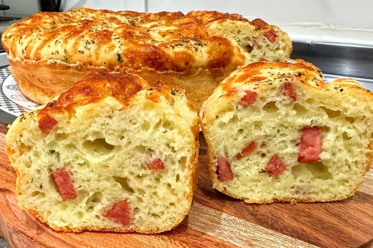 Bolo pão de queijo recheado com calabresa que fica uma delícia e é muito prático de fazer