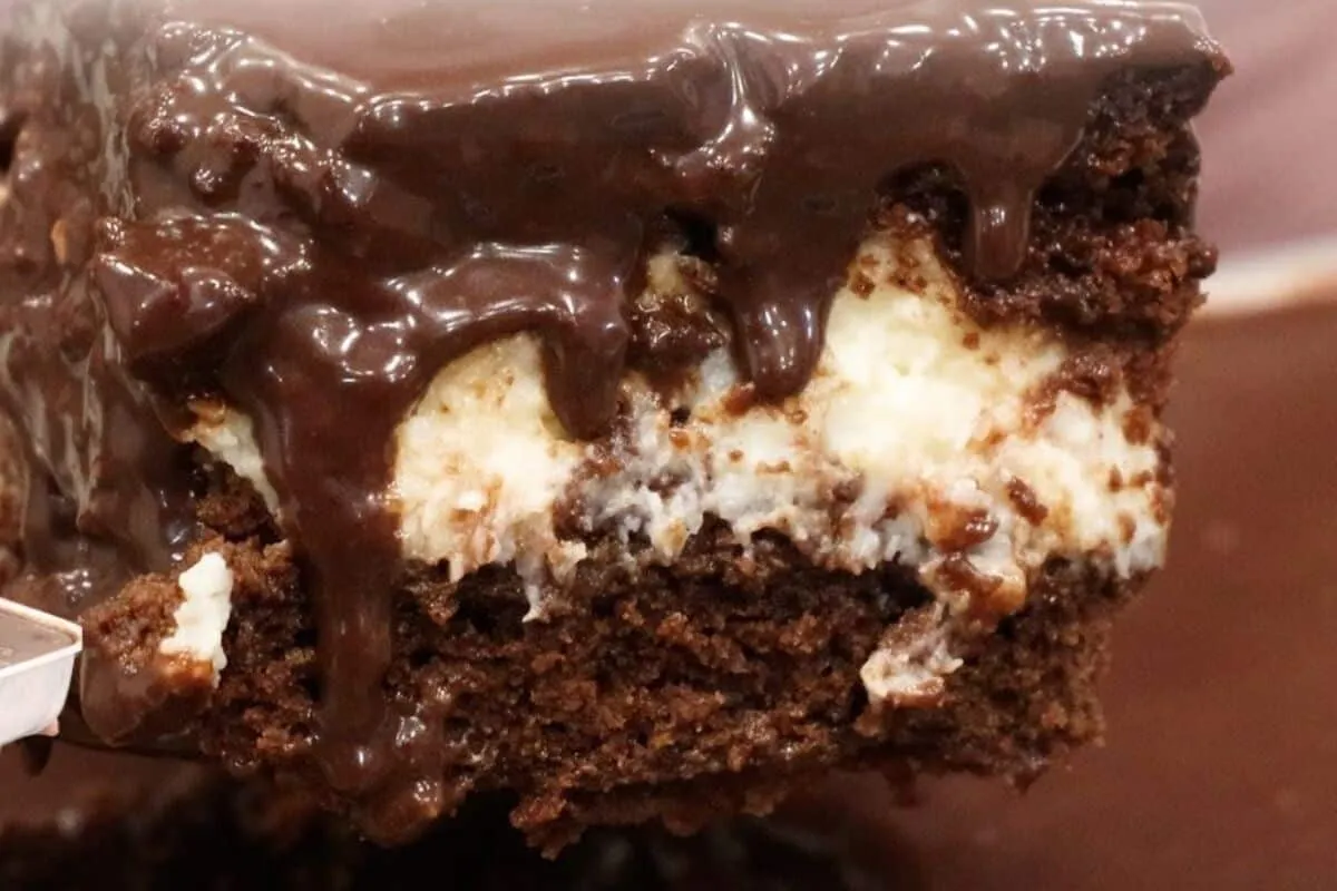 Bolo prestígio bem chocolatudo para matar a vontade de um doce caseiro no lanche ou sobremesa