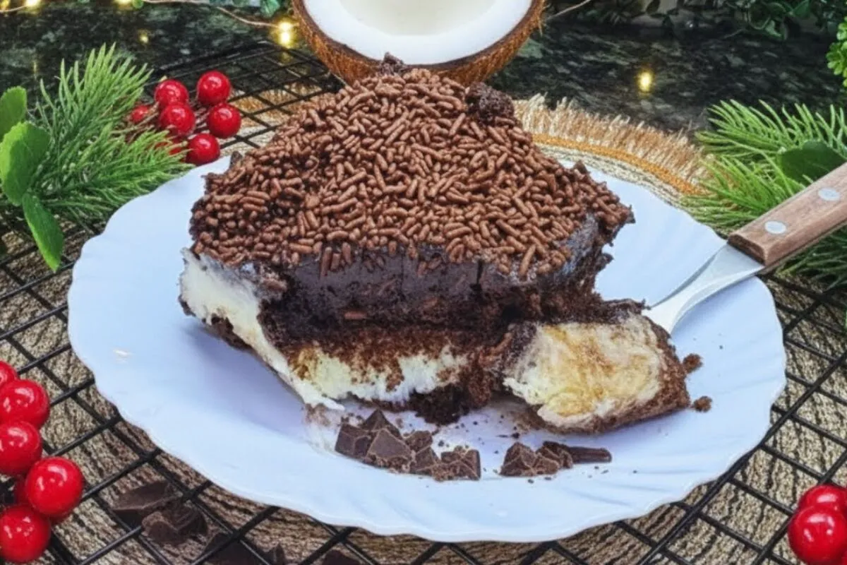 Bolo prestígio gelado bem molhadinho, a combinação perfeita de chocolate com coco que derrete na boca