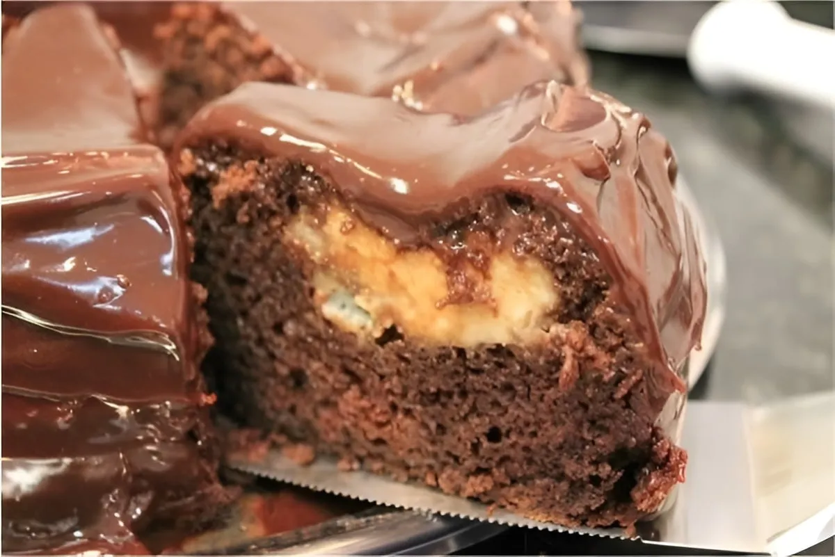 Bolo prestígio recheado esse bolo já sai do forno recheado com coco é só cobrir e comer