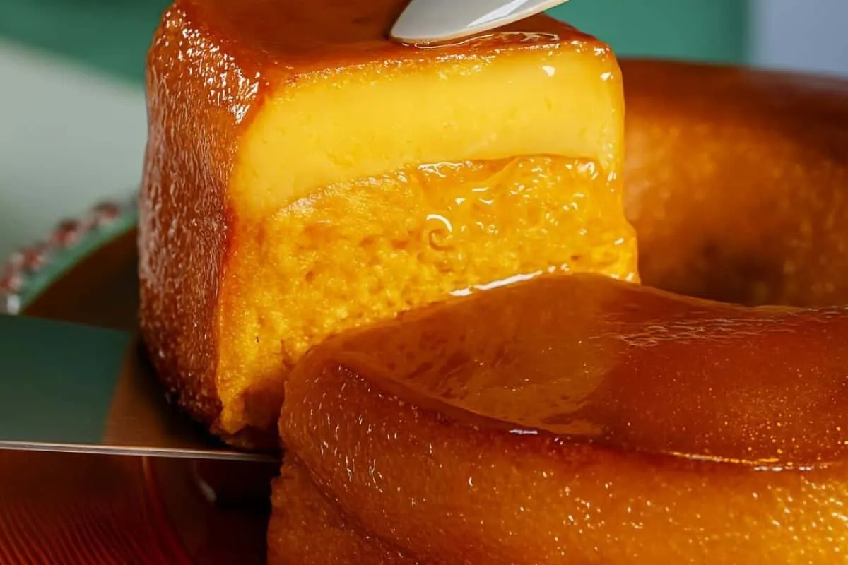 Bolo pudim de cenoura fofinho feito no liquidificador, a combinação perfeita de duas sobremesas clássicas