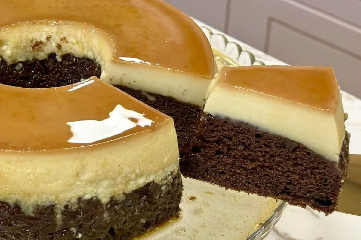 Bolo pudim de chocolate que sai recheado do forno e fica um espetáculo de gostoso