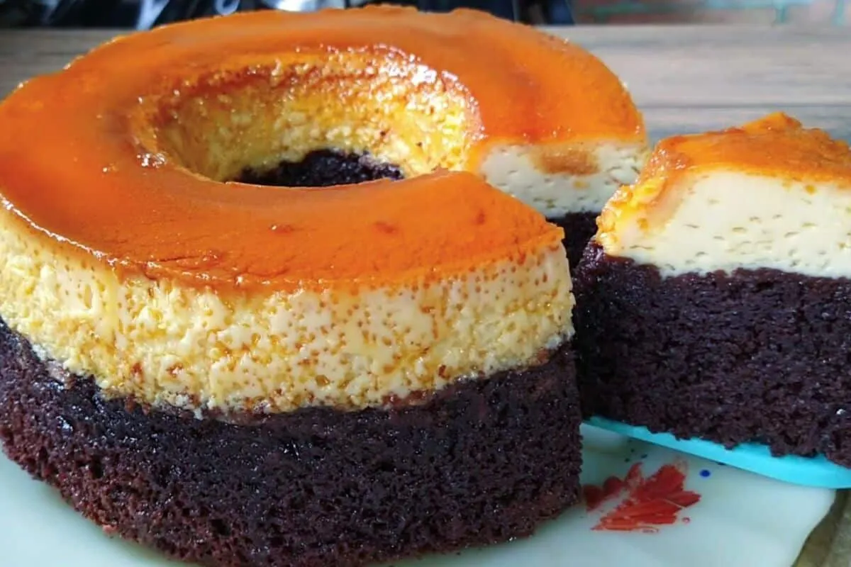 Bolo pudim de chocolate, uma delícia feita no liquidificador de um jeito simples e rápido