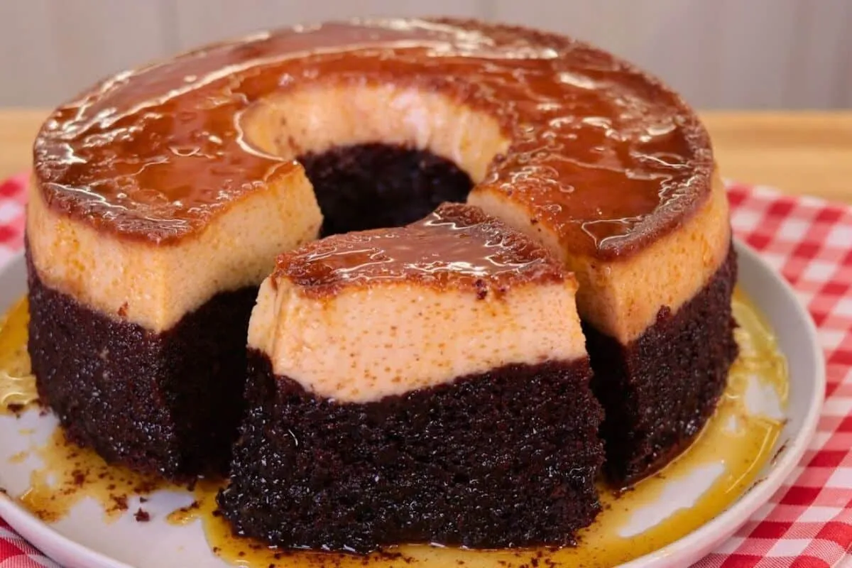 Bolo pudim de leite condensado perfeito que já sai pronto do forno para sua ceia