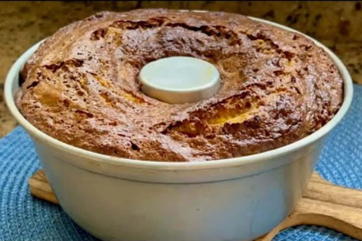 Bolo que já sai recheado do forno: super fácil de fazer e grande que conquista qualquer um