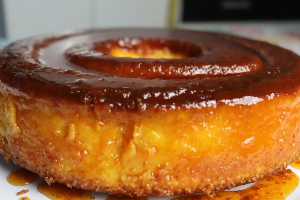 Bolo queijadinha cremosão que parece um pudim: perfeito para depois do almoço de domingo