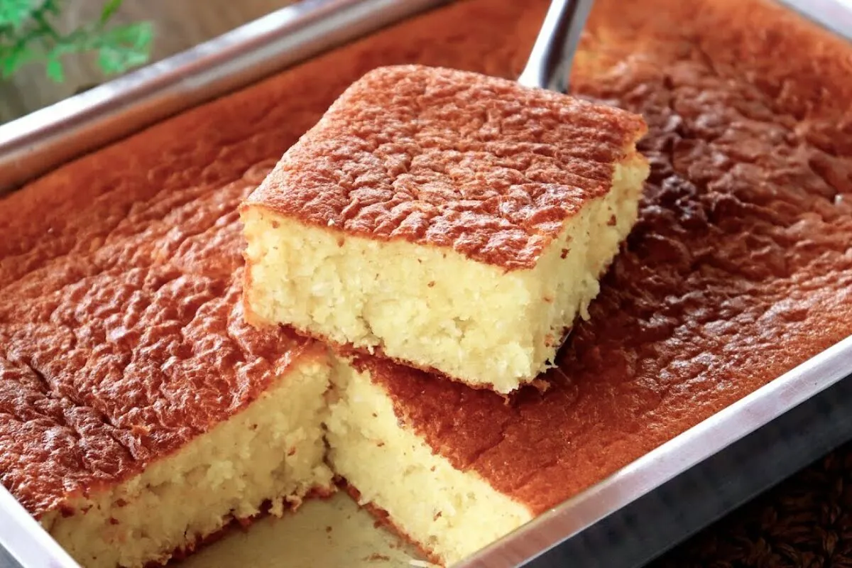 Bolo queijadinha fofinho e bem úmido, com sabor marcante e perfeito para o café da tarde