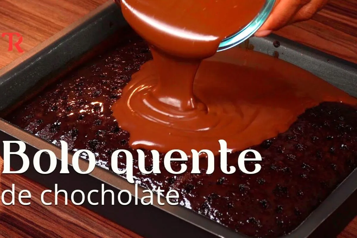 Bolo quente de chocolate molhadinho e irresistível: derrete na boca de tão cremoso