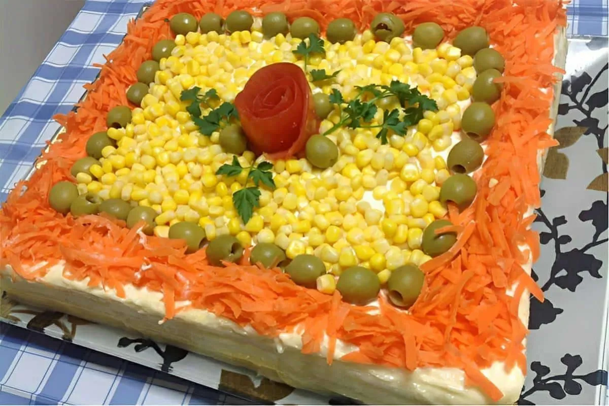 Bolo salgado com base de pão de forma e recheio de patê fácil bonito e delicioso