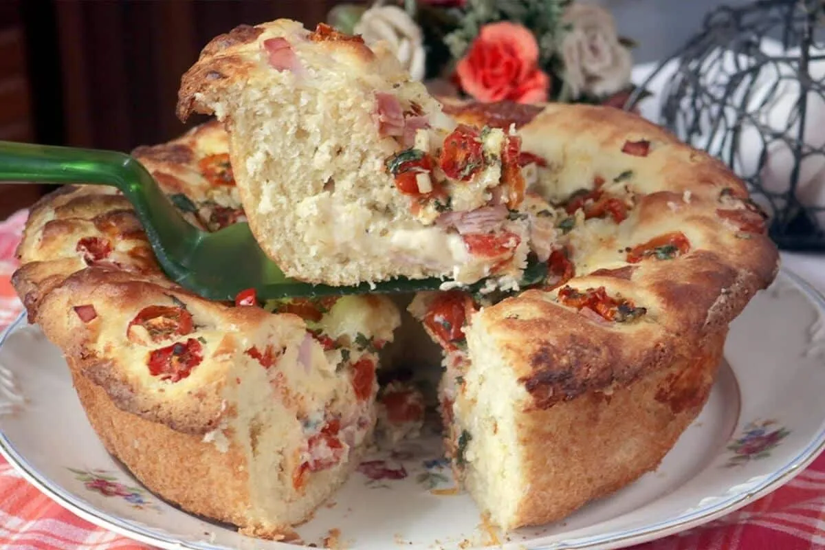 Bolo salgado de colher que não precisa sovar nem bater receita fácil só misturar e assar