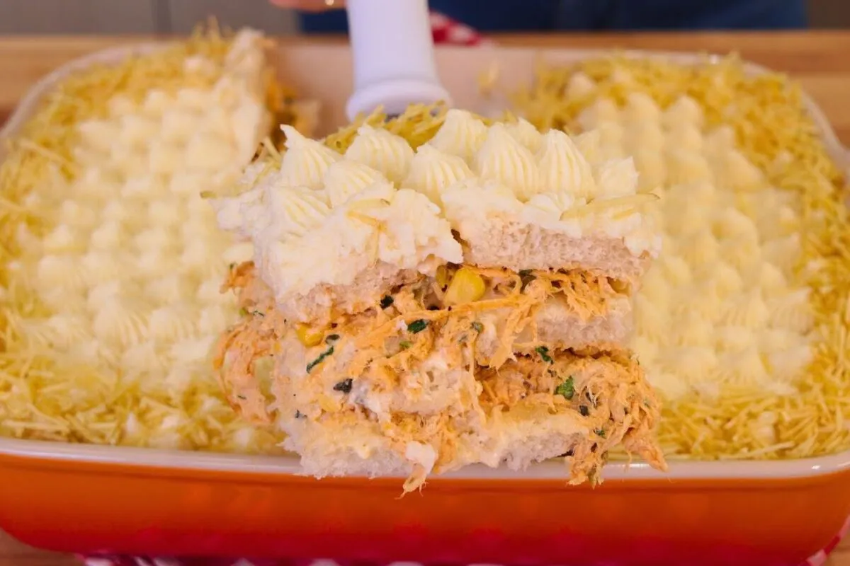 Bolo salgado de frango: a torta fria rápida e fácil na travessa para o lanche ou jantar