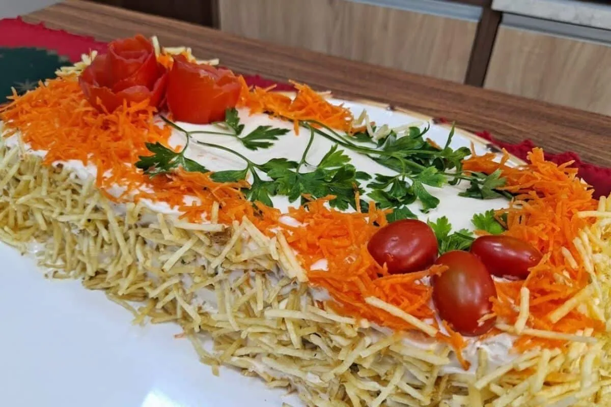 Bolo salgado de frango, com massa fofinha e muito recheio, que será um sucesso em sua casa