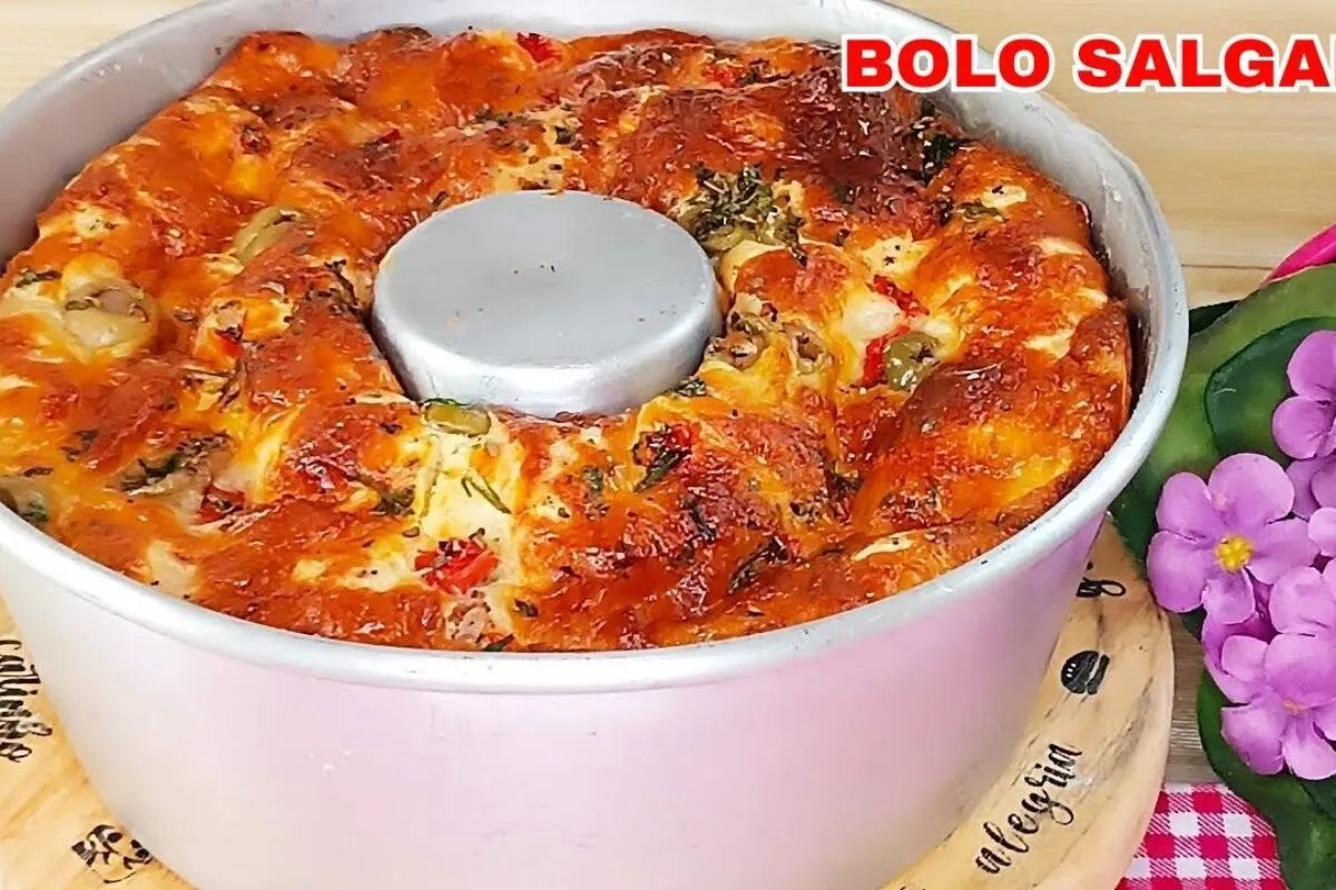 Bolo salgado de liquidificador recheado com calabresa e queijo que é perfeito para o lanche da tarde