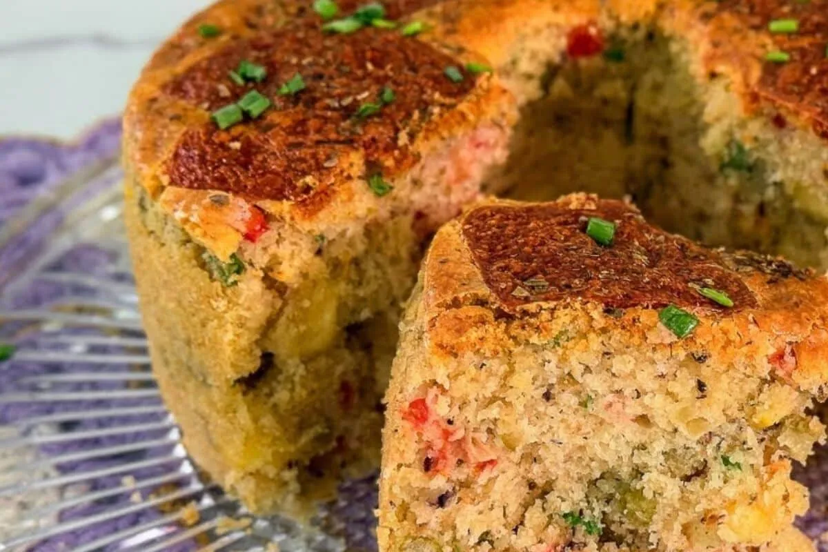 Bolo salgado de sardinha fofinho, cheio de recheio e com um sabor que surpreende qualquer um