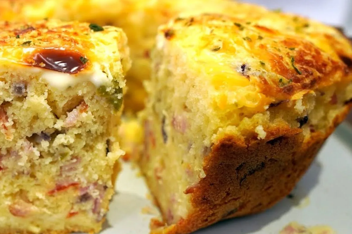 Bolo salgado fácil e molhadinho para seu café da manhã ou lanche da tarde